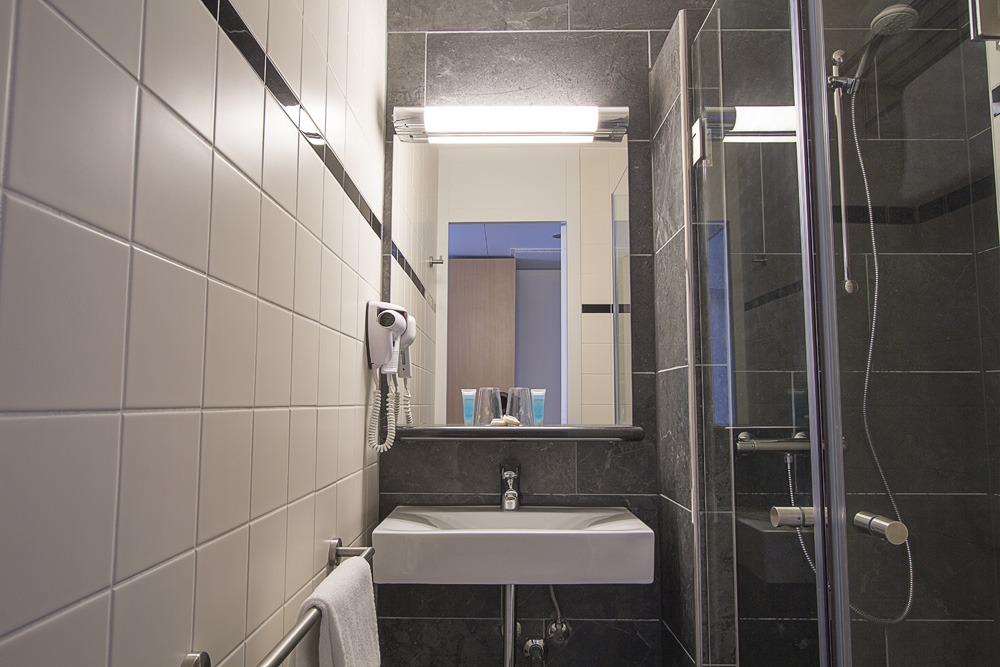 Bastion Hotel Breda - Salle de bains confort chambre