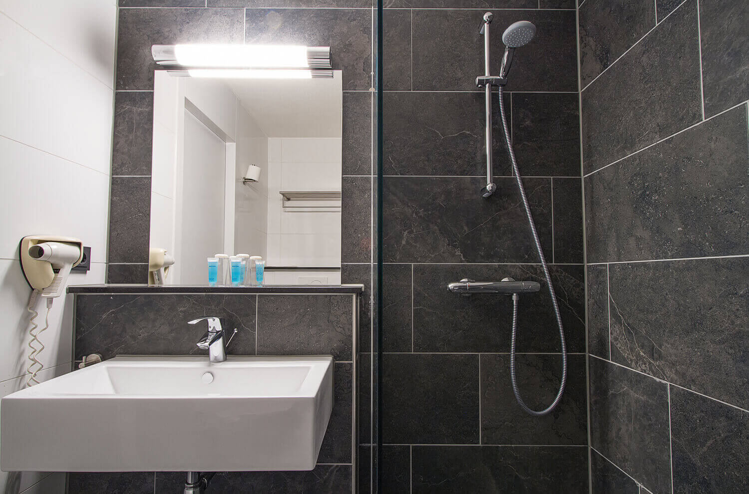 Bastion Hotel Maastricht - Habitación Deluxe - Baño