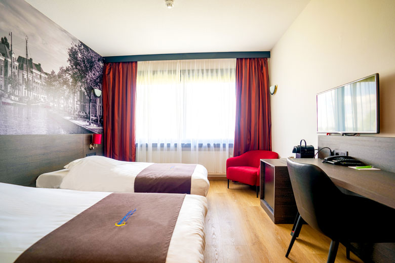 Comfort room with two single beds