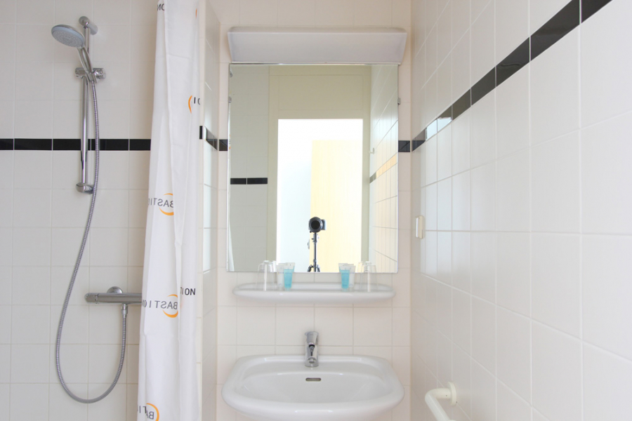 Bastion Hotel Nijmegen - Baño Habitación Comfort